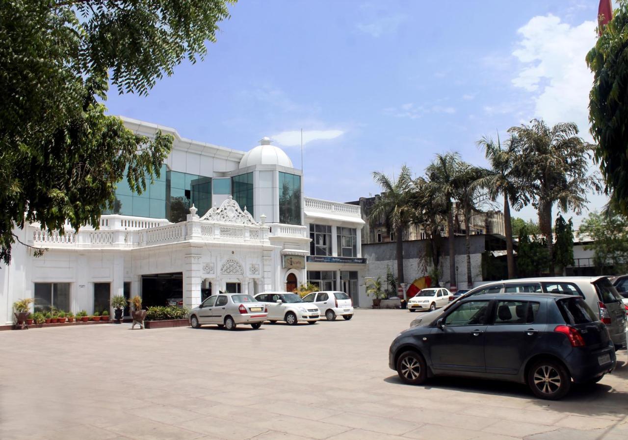 Hotel Deep Palace Lakhnau Kültér fotó
