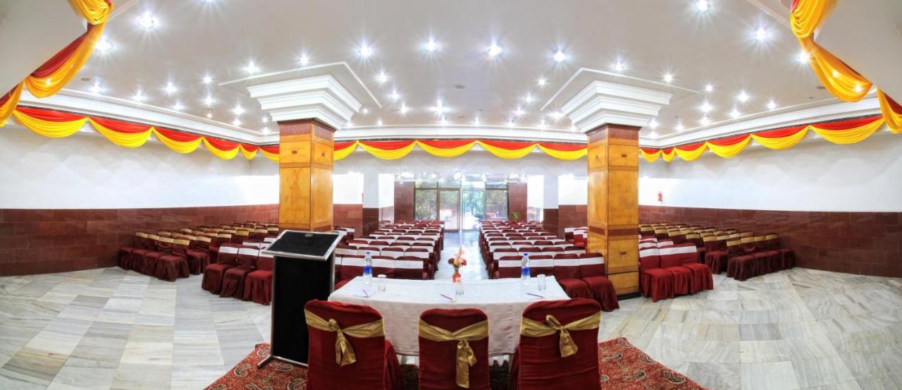 Hotel Deep Palace Lakhnau Kültér fotó